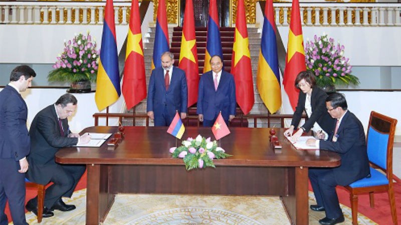 Hai Thủ tướng chứng kiến lễ ký Hiệp định giữa Chính phủ Việt Nam và Chính phủ Armenia về hợp tác trong lĩnh vực giáo dục và khoa học - Ảnh: VGP/Quang Hiếu