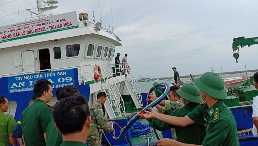 Bộ đội Biên phòng Bình Thuận đang tích cực bơm hút, đưa dầu ra khỏi tàu bị chìm, ngăn chặn sự cố tràn dầu.