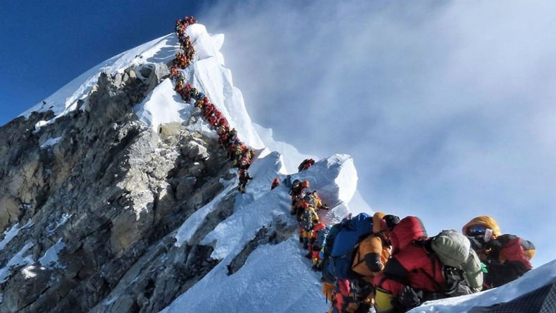 Dòng người chinh phục Everest.