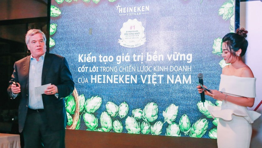 Ông Leo Evers, Tổng Giám đốc Điều hành HEINEKEN Việt Nam trình bày Báo cáo phát triển bền vững lần thứ 5