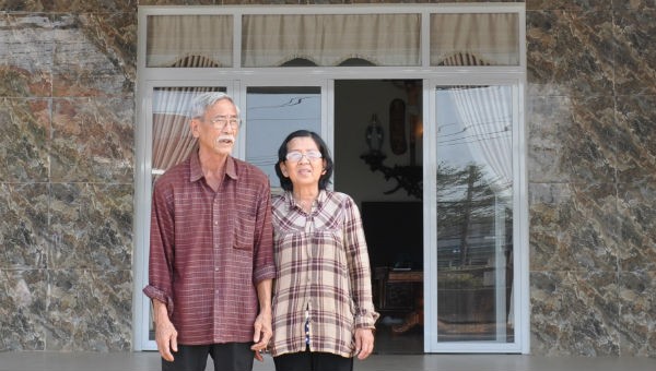 Vợ chồng ông Tâm, bà Khánh trước căn nhà mới