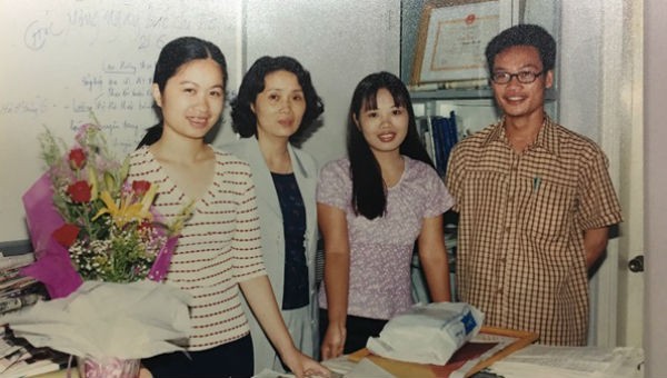 Chị Nguyễn Thị Thu Hà – Nguyên Trưởng Ban Văn hóa – Xã hội (thứ hai từ trái sang) cùng các phóng viên Hoàng Thủy, Thanh Lương, Trần Ngọc Hà - (ảnh chụp năm 2001)