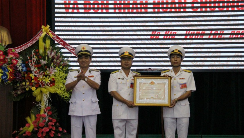 Ban chỉ huy DK1 nhận Huân chương bảo vệ Tổ quốc hạng Nhì.
