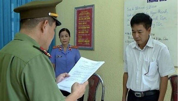 Cơ quan chức năng tống đạt quyết định khởi tố bị can Trần Xuân Yến, Phó giám đốc Sở GD-ĐT tỉnh Sơn La.