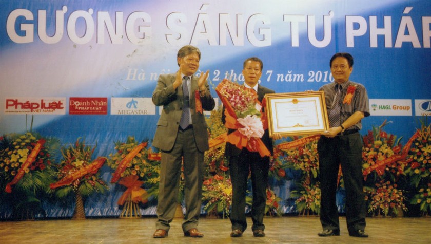 Báo Pháp luật Việt Nam nhận Bằng khen của Thủ tướng Chính phủ dịp Kỷ niệm 25 năm ra số báo đầu tiên (10/7/2010).