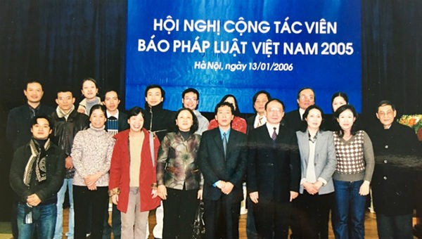 Nhà báo Vũ Duy Thiệu (ngoài cùng bên phải) cùng Ban Biên tập và các đồng nghiệp  trong Hội nghị cộng tác viên Báo Pháp luật Việt Nam 2005