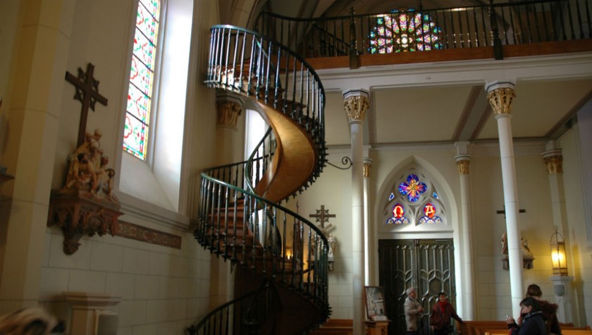 Chiếc cầu thang trong Nhà thờ Lorreto