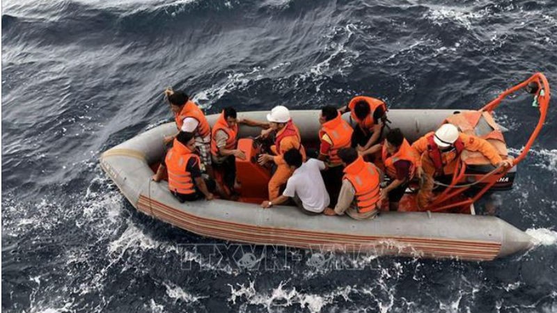 Các lực lượng tham gia cứu nạn tàu cá NA 95899 TS và ngư dân mất tích ngày 2/7. Ảnh: Hoàng Ngọc/TTXVN