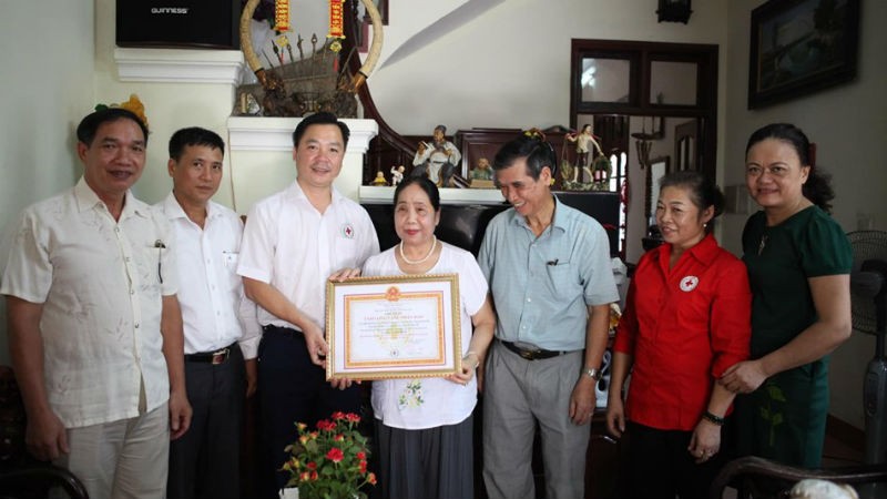 Gia đình bà Chi ủng hộ 50 triệu để thông qua Hội Chữ thập đỏ TP Hà Nội giúp đỡ một gia đình có hoàn cảnh khó khăn.