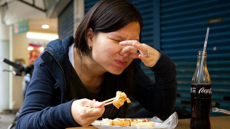 Đậu hũ thối được gọi là Stinky Tofu hoặc Chou Dofu, có xuất xứ từ Trung Quốc, được mệnh danh là món ăn vặt “khó ngửi” nhưng hấp dẫn ở châu Á