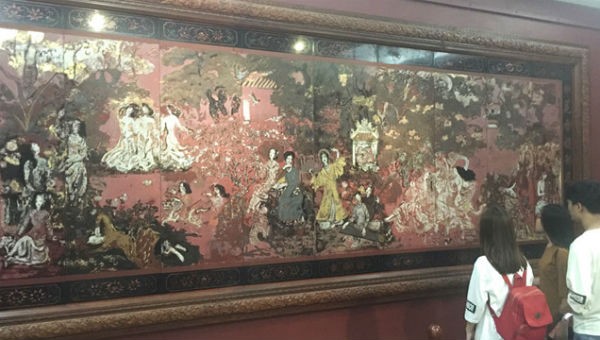 Bức tranh "Vườn xuân Trung Nam Bắc” của danh họa Nguyễn Gia Trí bị xuống màu. Ảnh Thanh Niên