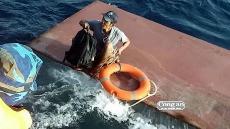Thuyền viên gặp nạn trên biển được cứu hộ. Ảnh CAĐN