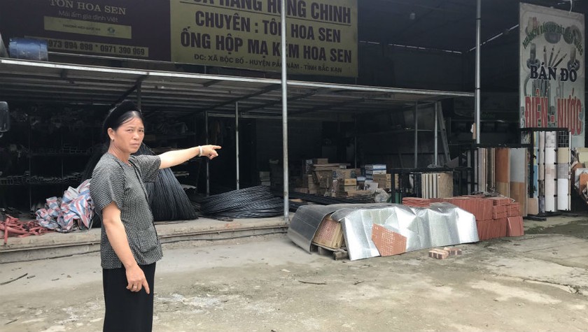 Bà Lộc Thị Điền đứng trước thửa đất bị thu hồi và được UBND huyện Pác Nặm giao cho ông Quách Văn Huân