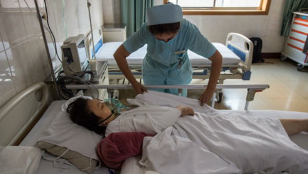 Một phụ nữ được chữa trị tại một bệnh viện ở Tây An, tỉnh Thiểm Tây, Trung Quốc