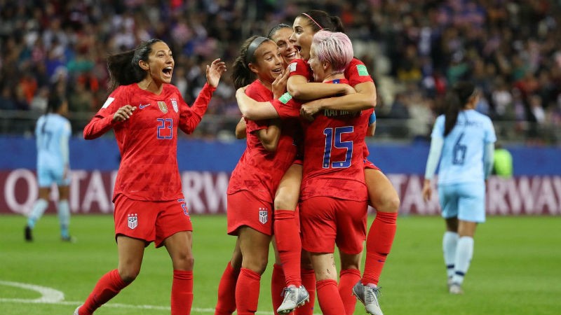 Các nữ cầu thủ Mỹ vui mừng sau bàn thắng trước đối thủ Thái Lan trên sân vận động thành phố Reims (Pháp) ngày 11/06/2019. Đội Mỹ đã lập kỷ lục về tỷ số bàn thắng sau khi thắng Thái Lan 13-0