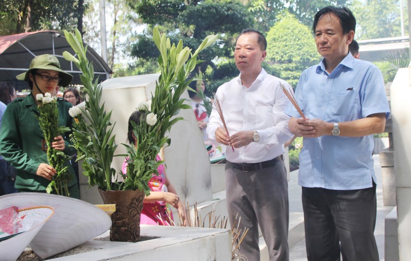 Tiến sỹ, Tổng biên tập Đào Văn Hội (bên trái) và Phó Tổng biên tập thường trực Đặng Ngọc Luyến dâng hương tại Khu di tích Ngã ba Đồng Lộc