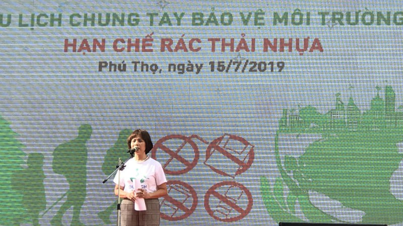 Bà Cao Thị Ngọc Lan- Phó Chủ tịch Hiệp hội Du lịch Việt Nam phát biểu tại Lễ phát động chương trình “du lịch chung tay bảo vệ môi trường, hạn chế rác thải nhựa”