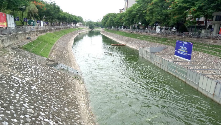 Nước sông Tô Lịch trong xanh khi được nhận 1 triệu m3 nước từ Hồ Tây.