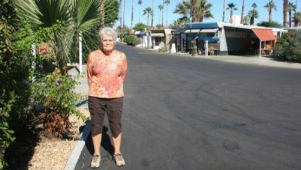 Bà Deborah Belleau, tại khu nhà di động nơi bà đang làm việc ở Palm Springs, California.