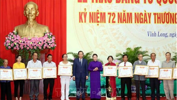 Chủ tịch Quốc hội và Bộ trưởng Bộ LĐTB&XH trao Bằng Tổ quốc ghi công cho thân nhân các gia đình liệt sĩ