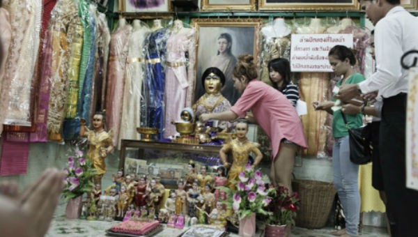 Người dân Phra Khanong sau này lập một ngôi miếu thờ cho nàng Nak.
