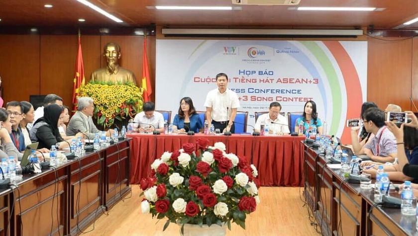 Ban tổ chức thông tin về cuộc thi “Tiếng hát ASEAN+3”. Ảnh Hà Nội mới