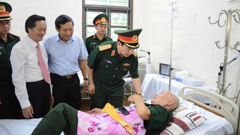 Thượng tướng Phan Văn Giang ân cần thăm hỏi, tặng quà thương binh nặng đang điều trị, phục hồi chức năng tại Trung tâm Điều dưỡng Thương binh Duy Tiên.
