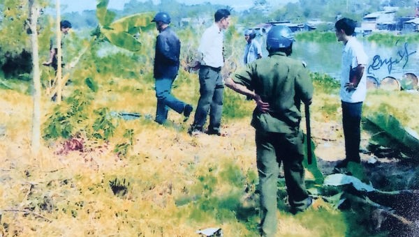 Cảnh tượng một buổi lực lượng xã Phú Ngọc chặt nhổ cây cối, hoa màu trên khu đất (Hình ảnh do bạn đọc cung cấp).