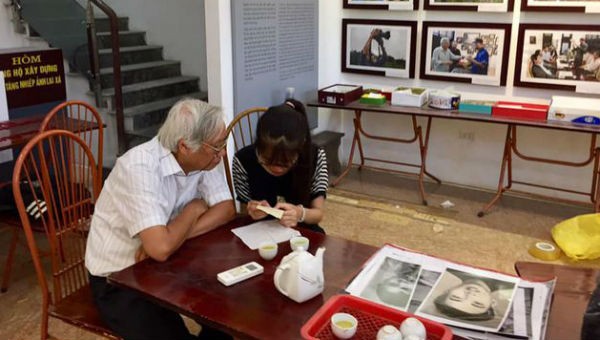 PGS.TS Nguyễn Văn Huy - nguyên Giám đốc Bảo tàng Dân tộc học cùng các thành viên trong BTC tuyển chọn các hiện vật trưng bày trong triển lãm. Ảnh Dân trí
