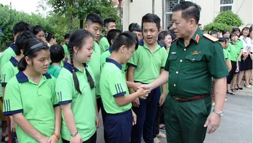 Thượng tướng Nguyễn Trọng Nghĩa thăm hỏi, động viên trẻ em khuyết tật do di chứng của chất độc da cam/dioxin đang được chăm sóc, nuôi dưỡng tại Làng.