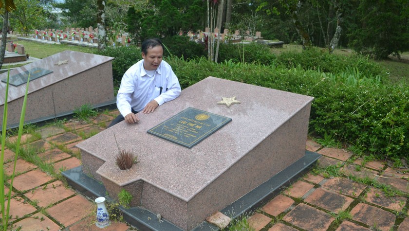  Tác giả bên ngôi mộ Anh hùng Liệt sĩ Lưu Thế Hà. 