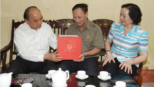 Thủ tướng Nguyễn Xuân Phúc thăm hỏi tặng quà ông Phạm Văn Tín ở  TP.Yên Bái.