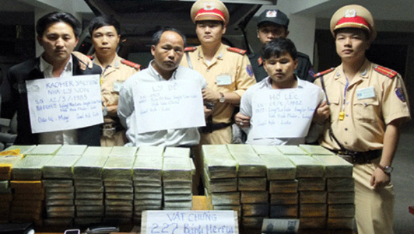Lực lượng chức năng bắt giữ các đối tượng buôn bán ma túy