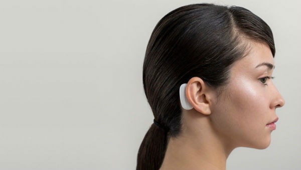 Các nhà khoa học giả định thiết bị đeo sau tai sẽ gắn trực tiếp với não bộ thông qua một hệ thống dây nối siêu mỏng.