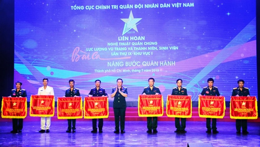 Thượng tướng Nguyễn Trọng Nghĩa trao cờ thưởng tặng các đơn vị có chương trình thi diễn xuất sắc.