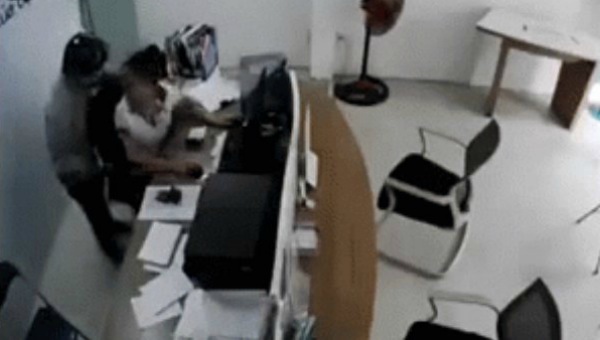 Tên cướp dí dao vào cổ nữ nhân viên cửa hàng ủy quyền của viettel