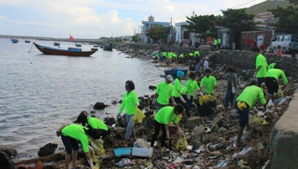 Du khách dọn rác ở đảo Lý Sơn