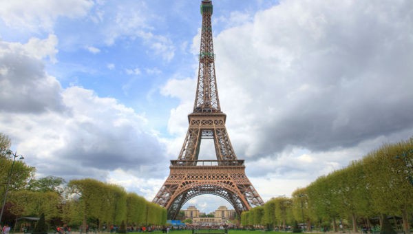 Tháp Eiffel – biểu tượng hoa lệ của Paris.