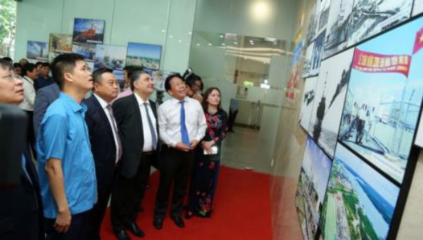 Các đại biểu thăm quan triển lãm ảnh “60 năm ngành Dầu khí Việt Nam thực hiện ý nguyện của Bác Hồ”.