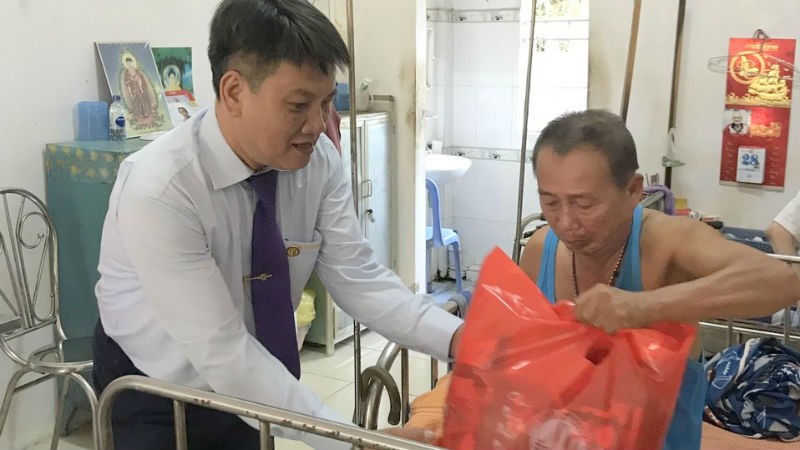 Ông Phạm Ngọc Gác tặng quà cho người già neo đơn phường An Thới (Bình Thủy, TP Cần Thơ).