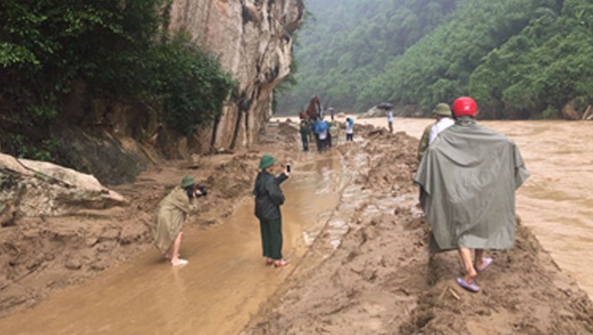 Sạt lở Quốc lộ 16 từ xã Mường Mìn đi huyện Quan Hoá, tỉnh Thanh Hóa.