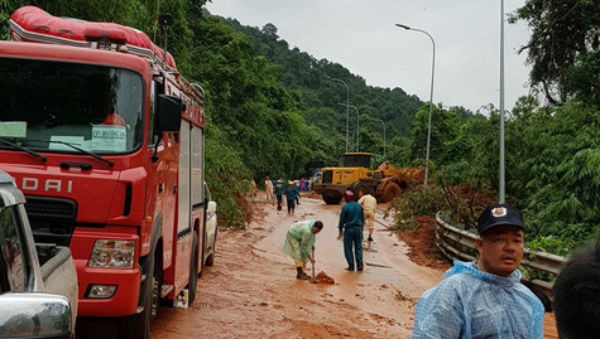 Lực lượng chức năng tỉnh Lâm Đồng dọn đường trên tuyến đường đèo Bảo Lộc bị sạt lở