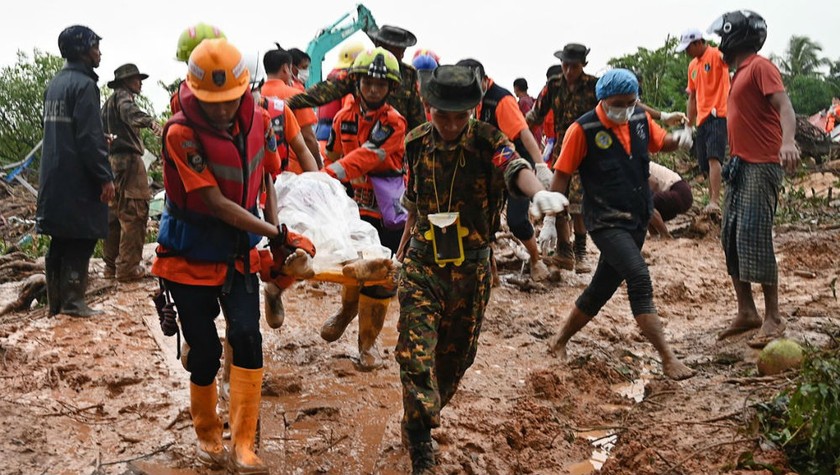 Chuyển thi thể nạn nhân tại hiện trường vụ lở đất ở thị trấn Paung, bang Mon, Myanmar ngày 10/8/2019. (Ảnh: AFP/TTXVN)
