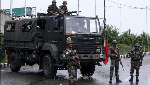  Binh sĩ Ấn Độ gác tại một tuyến phố ở Jammu ngày 5/8/2019. Ảnh: AFP/TTXVN