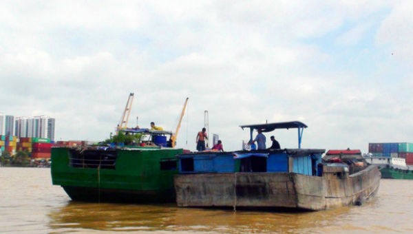 Thuyền khai thác cát trái phép trên sông Đồng Nai bị công an bắt giữ