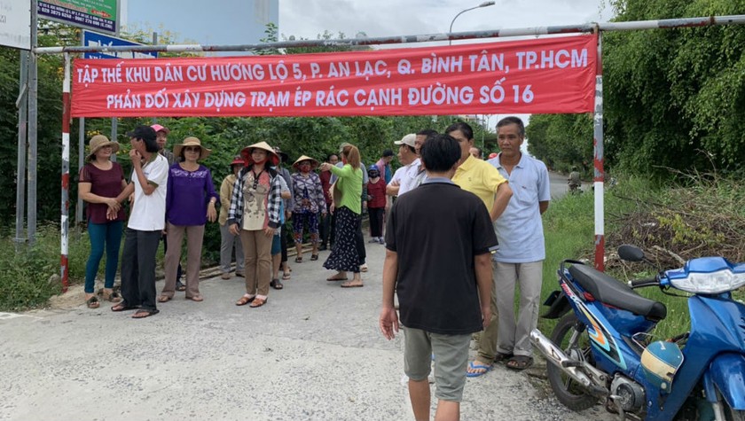 Người dân KDC Hương lộ 5 treo băng rôn phản đối việc đặt Trạm ép rác 02 ngay sát khu dân cư.