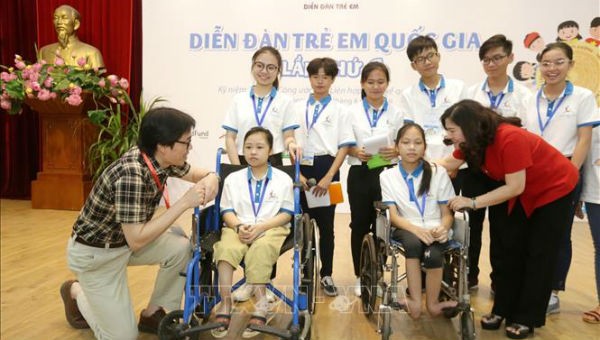 Thứ trưởng Bộ LĐ-TB&XH Nguyễn Thị Hà và Cục trưởng Cục Trẻ em Đặng Hoa Nam nói chuyện với trẻ em tại diễn đàn. (Ảnh TTX)
