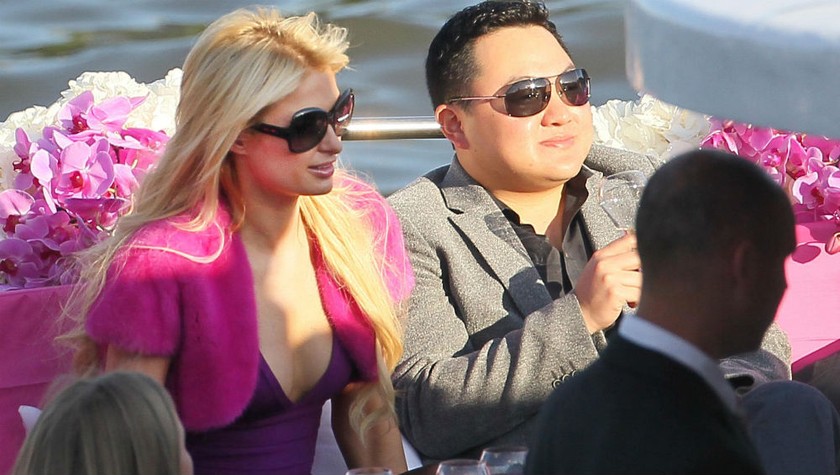 Jho Low xuất hiện bên kiều nữ Paris Hilton trong một bữa tiệc.