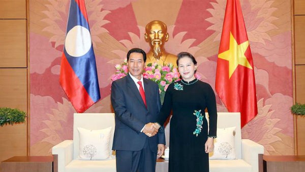 Chủ tịch Quốc hội Nguyễn Thị Kim Ngân chào đón Phó Chủ tịch Quốc hội Lào Bounpone Bouttanavong.