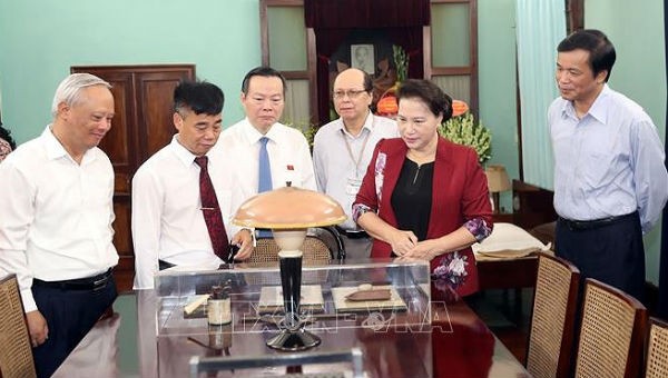 Chủ tịch Quốc hội Nguyễn Thị Kim Ngân tham quan và nghe giới thiệu không gian làm việc của Chủ tịch Hồ Chí Minh trong Nhà 67.